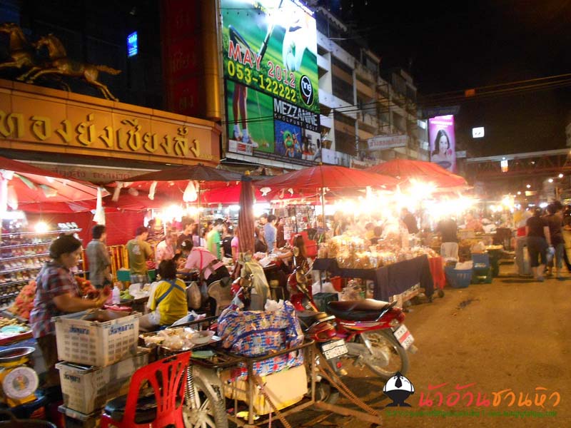 ตลาดวโรรส (กาดหลวง) แหล่งของกินยามค่ำคืน