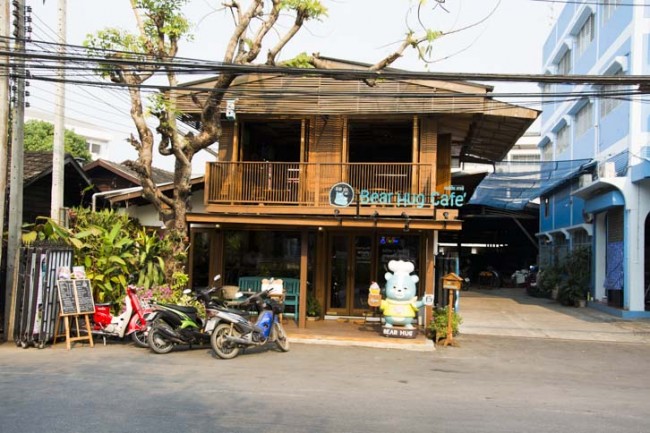 Bear Hug Cafe ร้านกาแฟเล็กๆ จุดนัดพบของคนรักน้องหมี