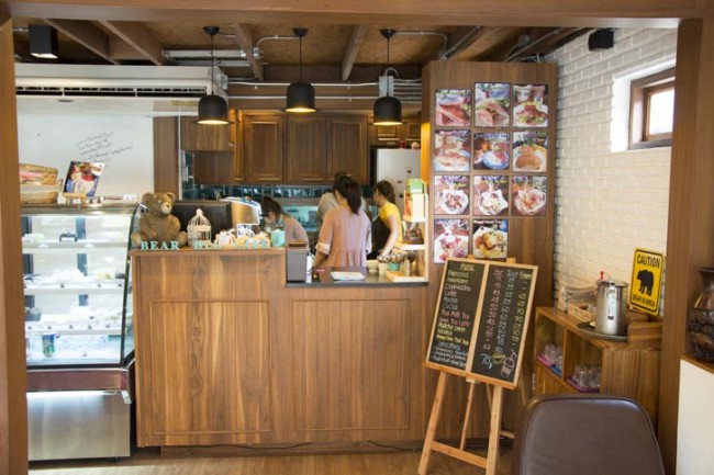 Bear Hug Cafe ร้านกาแฟเล็กๆ จุดนัดพบของคนรักน้องหมี