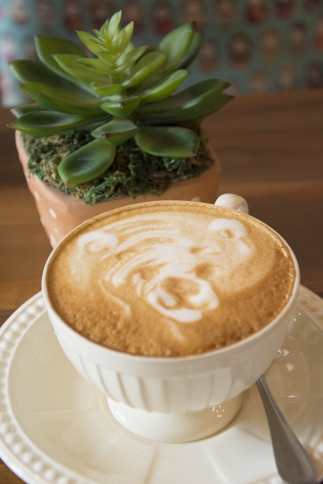 Bear Hug Cafe ร้านกาแฟเล็กๆ จุดนัดพบของคนรักน้องหมี