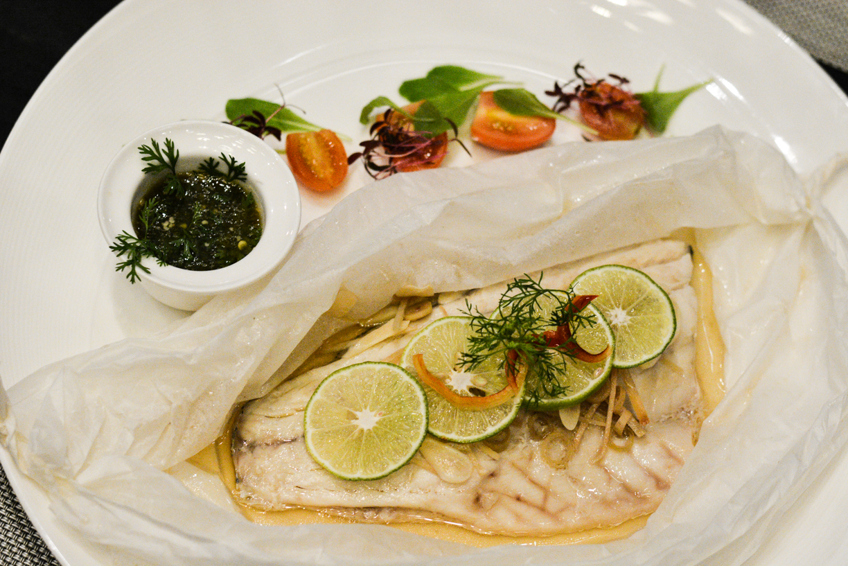 ปลานึ่งมะนาว Steamed fish in parchment paper served with chilli and lime sauce