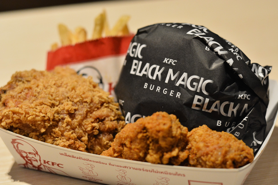 แว๊บบบบบ เข้า KFC ไปลองเบอเกอร์ตัวใหม่ Black Magic Burger ที่กำลังเป็นกระแสในตอนนี้