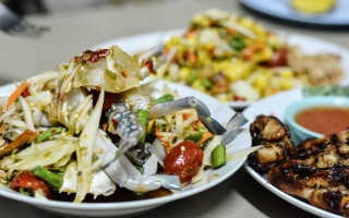 Permanent Link to ส้มตำแซ่บเวอร์ รางวัลการันตี แม่ค้าฝีมือดี พูดเสียงดังแต่เป็นที่รักใคร่ของลูกค้า ที่ร้านเจ๊ต่ายส้มตำ