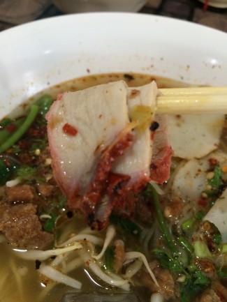 ก๋วยเตี๋ยวเส้นเล็ก หมูแดง