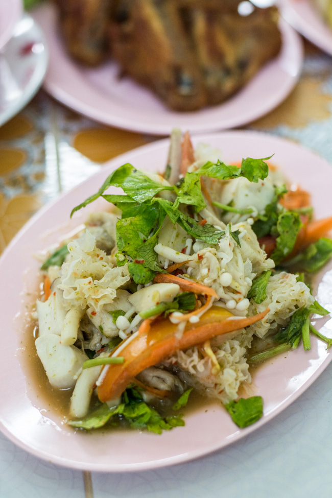 ยำเห็ดรวม ร้านอีสานแซ่บเวอร์ เชียงใหม่