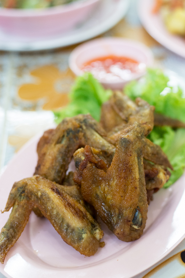 ปีกไก่ทอดน้ำปลา ร้านอีสานแซ่บเวอร์ เชียงใหม่