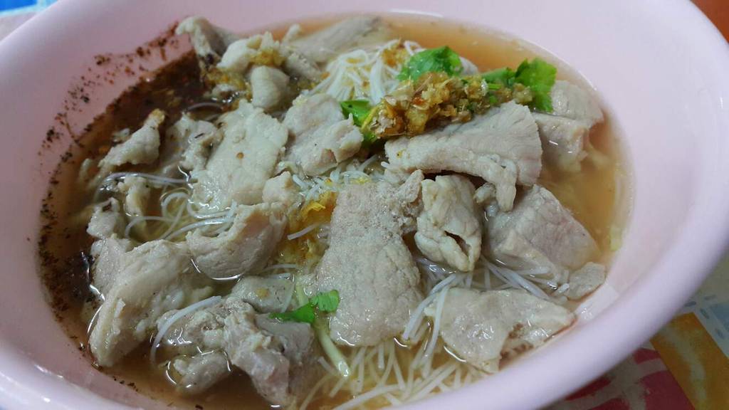 ก๋วยเตี๋ยวหมูหมักกาดหลวง ร้านธรรมดา มีดีที่ซุป