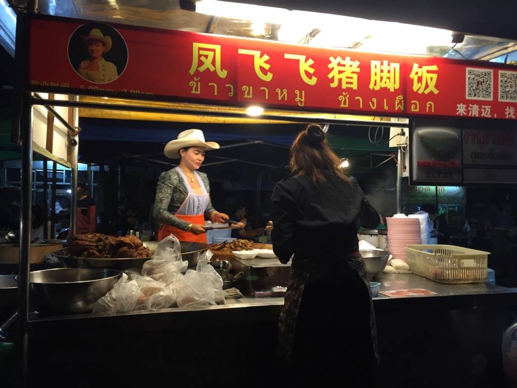 ข้าวขาหมูช้างเผือก ร้านระดับเทพ แม่ค้าสวยสไตล์คาวบอย