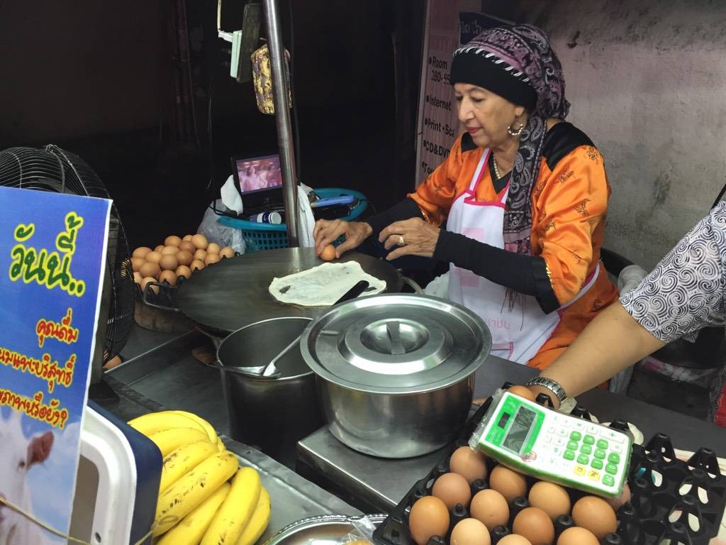 โรตีป้าเด ร้านโรตีข้างทางแต่คนไม่เคยซาเลยทีเดียว