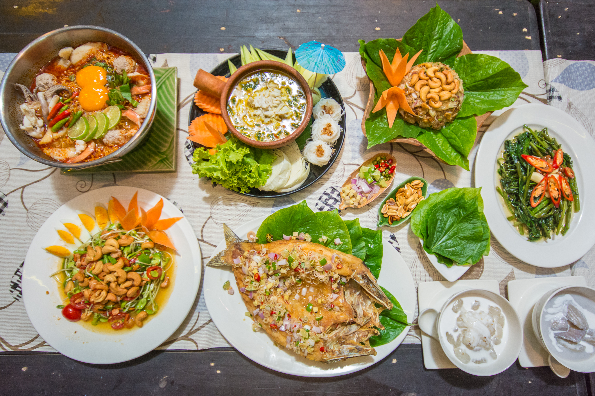 อาหารไทยแบบฉบับไทยต้นตำรับ รสชาติเข้มข้น เสิร์ฟกันจานใหญ่ ที่ร้านครัวพรรวา เชียงใหม่