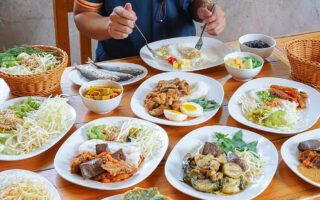 Permanent Link to อิ่มแปร้กันแบบไม่อั้น ขนมจีนบุฟเฟ่ต์หลากหลายน้ำแสนอร่อย พร้อมเครื่องเคียงครบครัน ในราคาจ่ายสบายที่ บุฟเฟ่ต์ขนมจีนวัดเกต